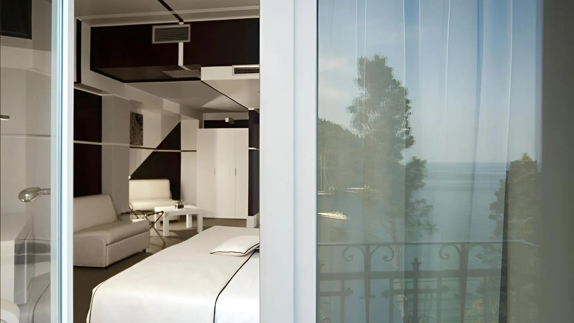 Portofino Deluxe Family Suite - Balcony, Sea View, Private Hotel Beach